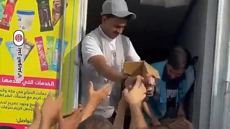 توزيع آيسكريم بالمجان على الحجاج في مشعر ⁧‫عرفات‬⁩ بسبب حرارة الجو .. فيديو