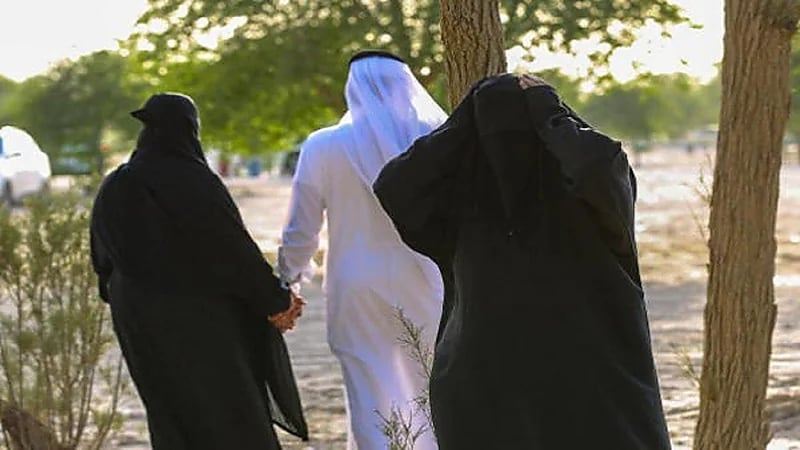 معدد يروي كيف حل خلاف بين زوجتيه حول الركوب بجانبه بالمقعد الأمامي للسيارة