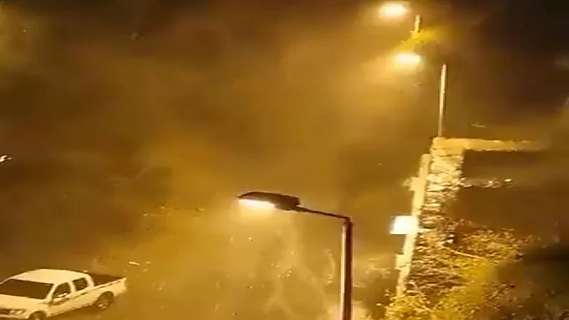 شاهد..  صاعقة  قوية تقطع الكهرباء في ‎فيفاء