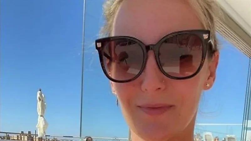 راكبة أجنبية تدخل في نوبة ضحك بعد تعرضها لموقف غريب داخل طائرة