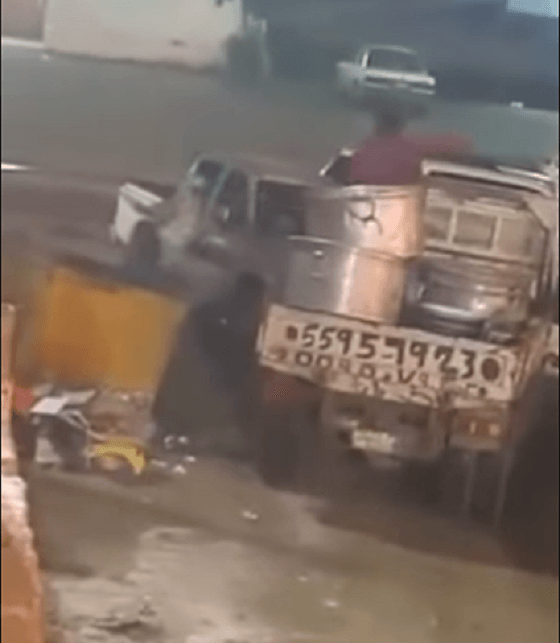 بالفيديو.. عامل يلقي كمية كبيرة من الأرز في حاوية قمامة ومغردون يطالبون بعقوبات صارمة علي المسرفين
