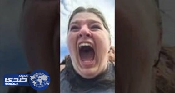 بالفيديو.. ذعر فتاة تركب قطار الموت لأول مرة