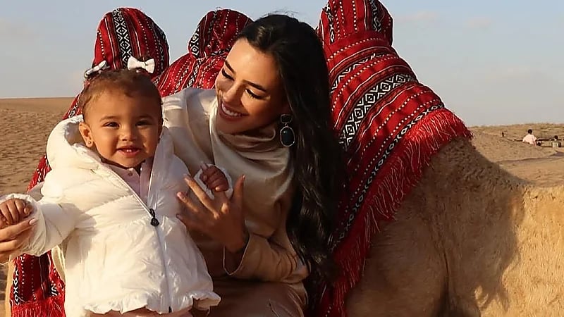 ابنة نيمار ووالدتها يستمتعون بأجواء البر