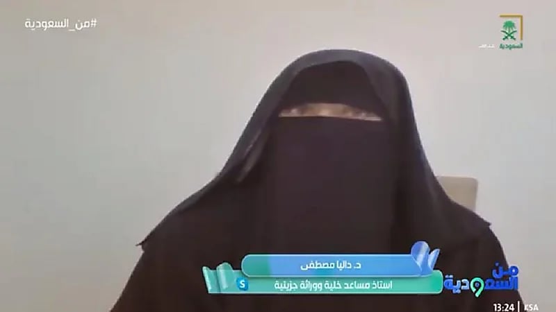 شاهد.. "مواطنة" تكشف عن اختراعها علاج يساهم بتخفيف الآثار الجانبية لعقاقير تخفض الخصوبة