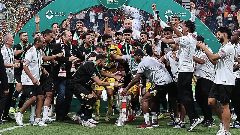 لاعبي الزمالك يحتفلون بعد الفوز بالسوبر الإفريقي .. فيديو