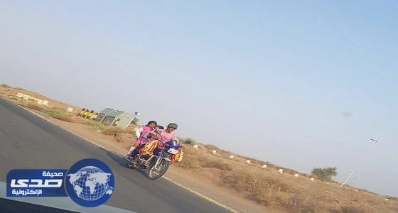 مواطن يعرض ابنتيه للخطر بنقلهما للمدرسة على دراجة نارية.. وتعليم جازان يرد