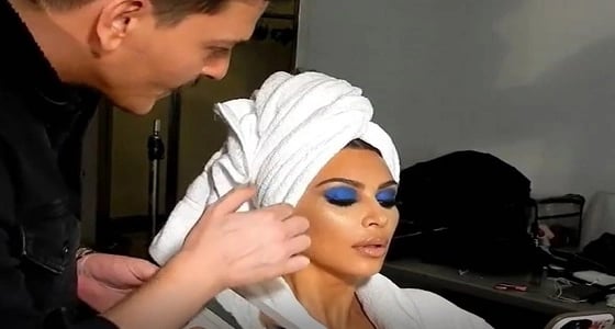 بالفيديو.. ماكير كيم كاردشيان يداعبها خلال جلسة ماكياج