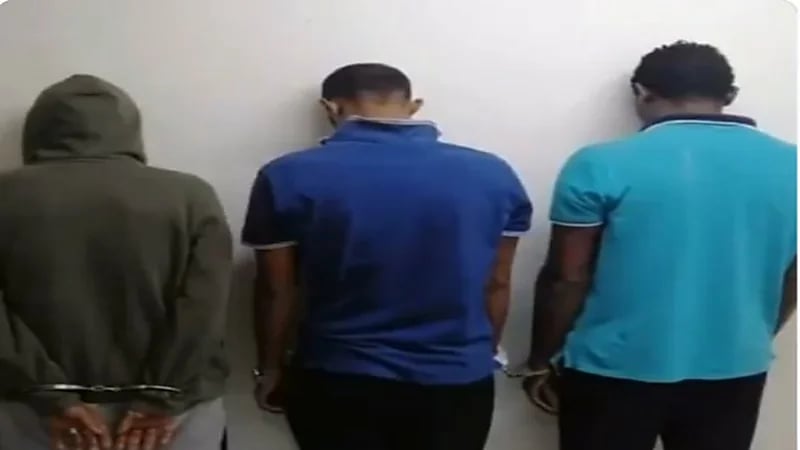 شاهد.. القبض على 3 أشخاص تورطوا في تصنيع الخمور وترويجها في إستراحة بمكة