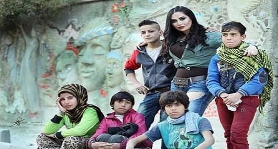 بالصور.. جلسة تصوير مستفزة لفنانة بملابس مثيرة مع اللاجئين السوريين