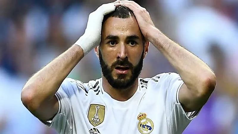 الحكم على كريم بنزيمة بالحبس لمدة سنة