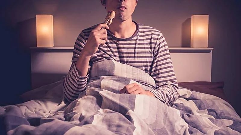 آثار جانبية تنتج عن تناول الطعام قبل النوم