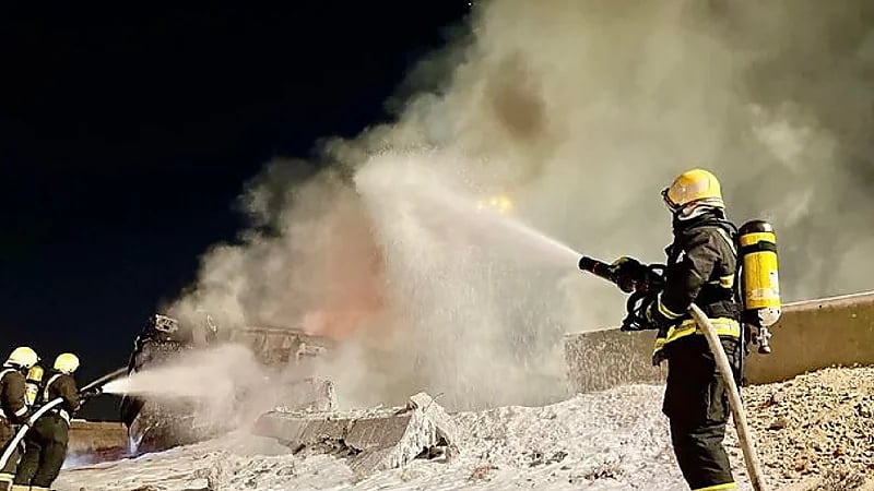 الدفاع  المدني بالدمام يباشر حريق ناقلة وقود على طريق عام