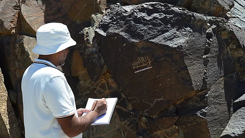 بالصور .. هيئة التراث توثق أقدم نقش إسلامي مؤرخ في ينبع