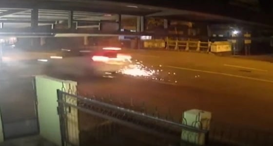 فيديو مروع لسيارة مسرعة تطيح بفتاتين تستقلان دراجة نارية