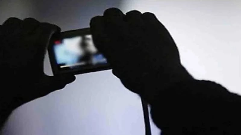 محاكمة آسيوي تجسس على امرأة وصورها في أوضاع خاصة