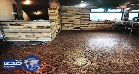 بالصور.. حلاق يصنع بلاط أرضية صالون بـ 70 ألف عملة معدنية