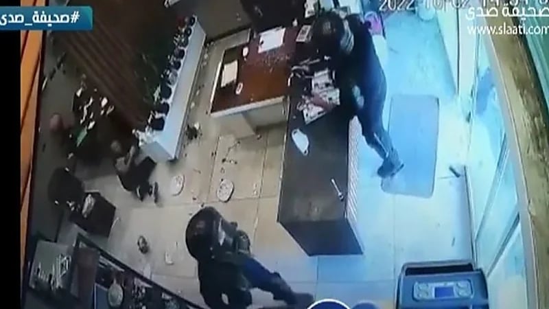 شاهد.. مرتزقة الملالي يحطمون أحد المتاجر ويعتدون على العمال بالضرب المبرح