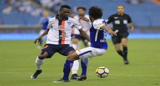 " تويتر "  يشتعل عقب مباراة الهلال والفيحاء:  " راجع من آسيا يعاقب الأندية "