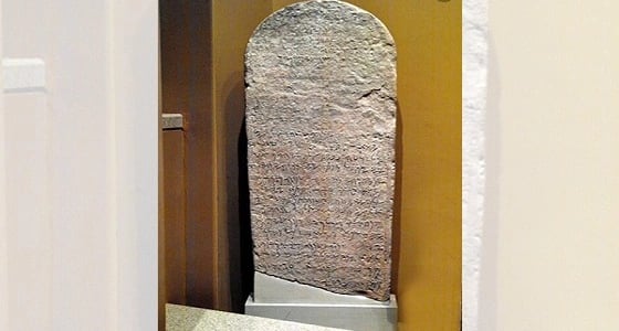 رحالة ألماني يكشف أسرار نقل مسلة تيماء إلى متحف اللوفر الفرنسي