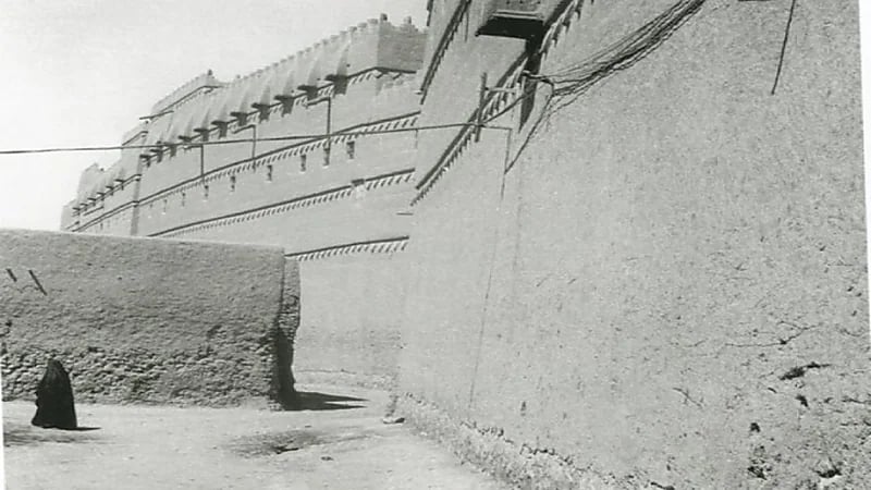 ظهور أسلاك الكهرباء والهاتف حول واجهة رئيسية لقصر الحكم قبل 88 عامًا