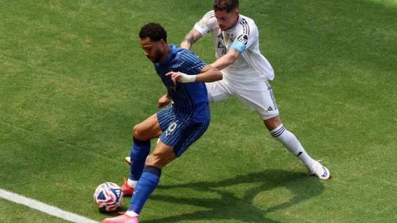 أندية تركية تفاوض محترف الهلال