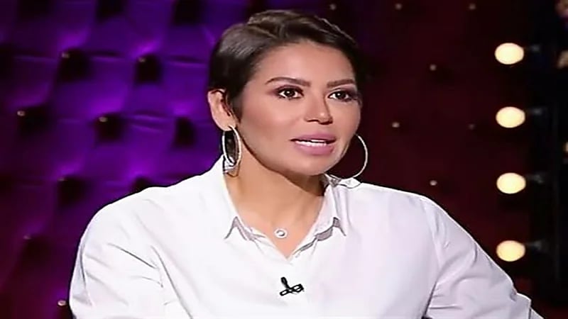 لقاء الخميسي تشن هجوما حادا على امرأة انتقدت فتيات غير محجبات