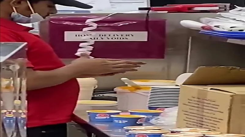 شاهد.. عامل يحضر أحد منتجات مطعم شهير بطريقة غير صحية.. والشركة المسؤولة تُعلق