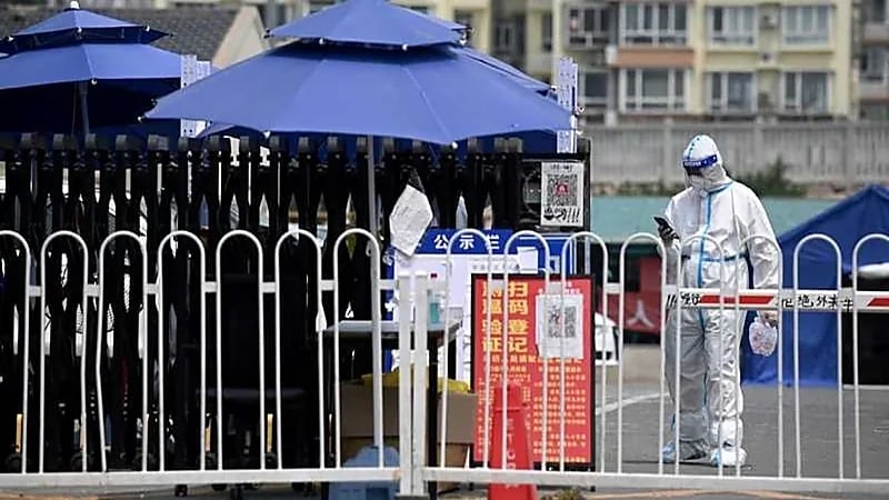 فرض إغلاقًا شاملاً على مدينة صينية بسبب كورونا