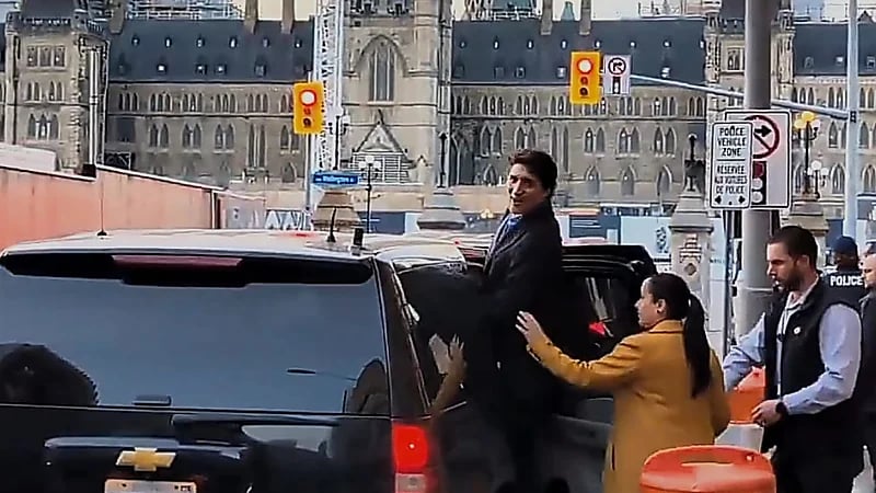 رئيس الوزراء الكندي يودع منصبه بطريقة ساخرة بعد عقد من العمل.. فيديو