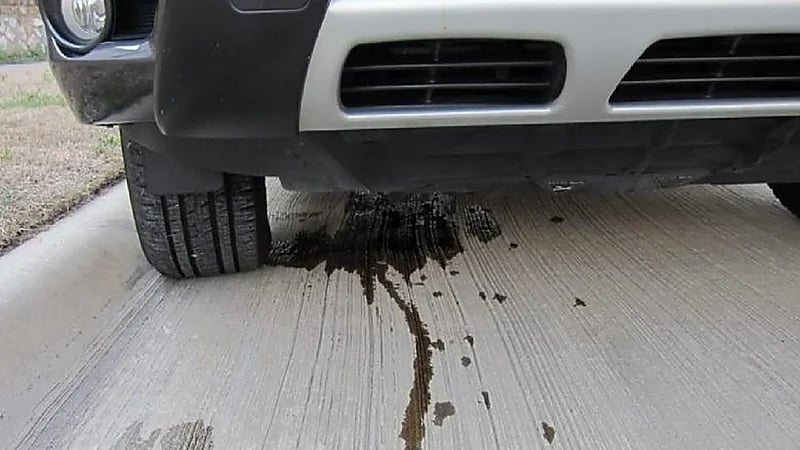 أبرز السوائل والزيوت التي تتسرب من السيارة