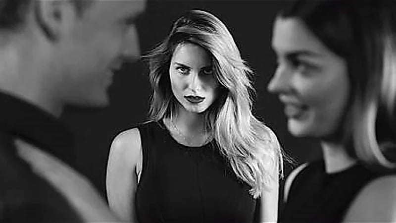 فتاة تتسبب بعاهة مستديمة لأخرى بسبب الغيرة