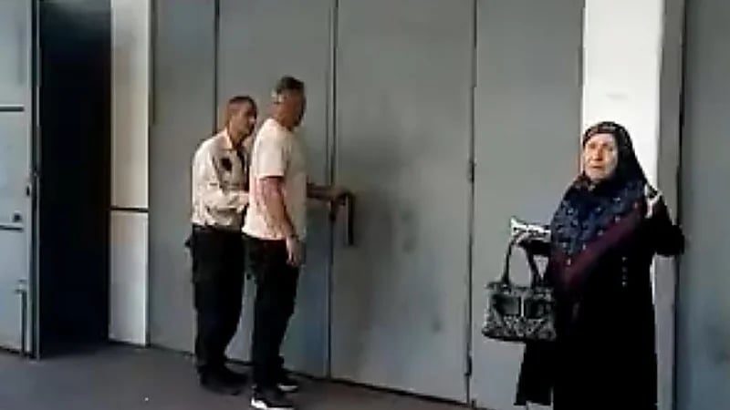 بالفيديو.. مودع جديد يحاول اقتحام BLOM Bank في صيدا