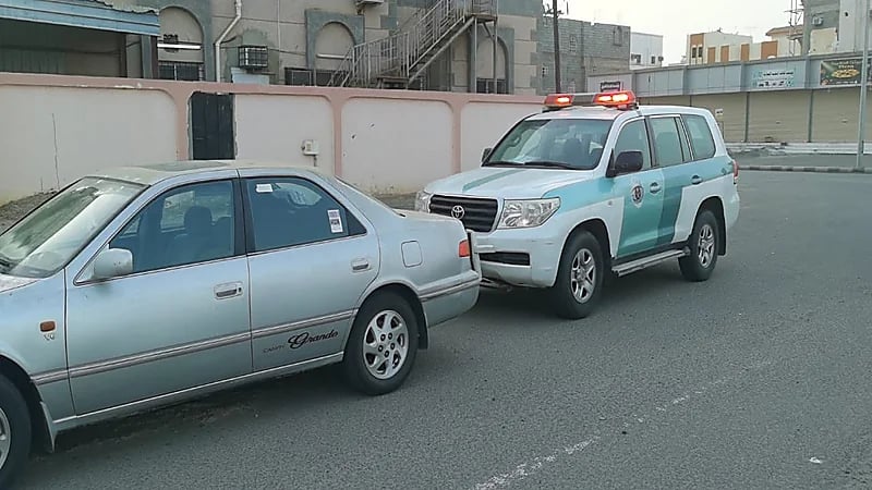 القبض على أحد مشاهير التيك توك لتركه مقعد القيادة أثناء سيرها