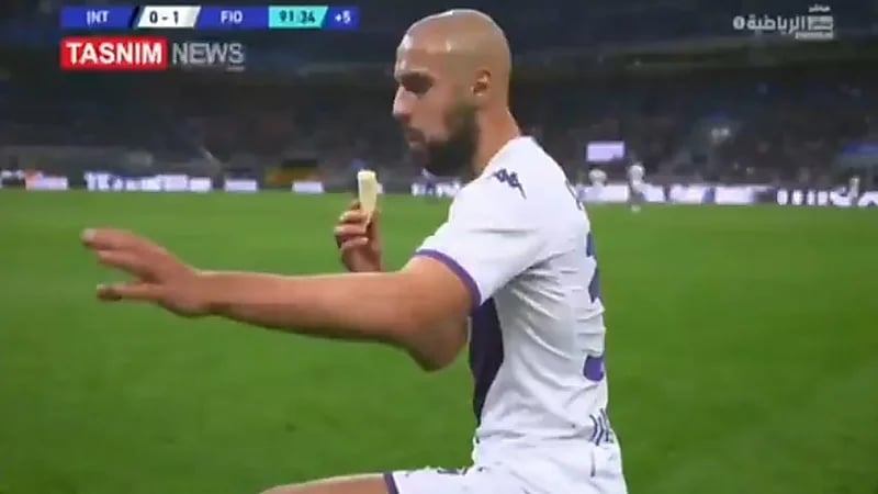 بالفيديو.. لاعب يدعي الإصابة ليمنح المغربي سفيان أمرابط فرصة لكسر صيامه