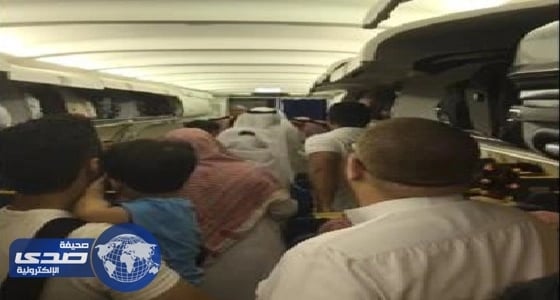 بالفيديو.. مشادة بين راكب وطاقم طائرة بسبب عدم فتح أبواب النزول