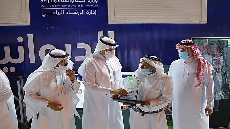 "الفضلي" يكرم المزارعين والصيادين المميزين في عسير