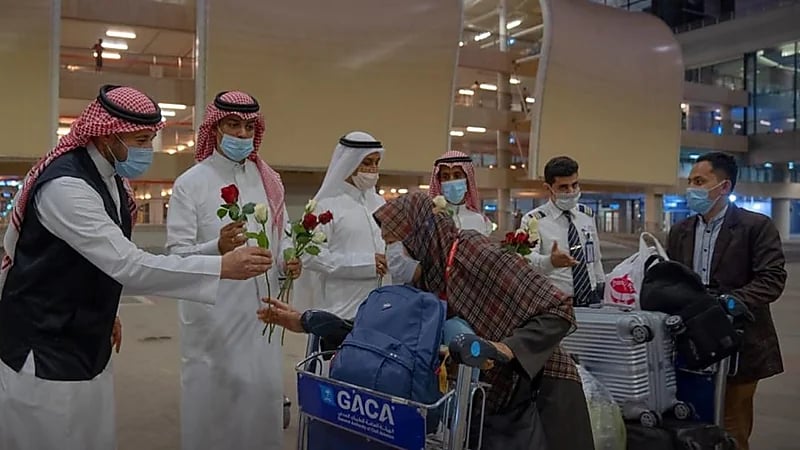 بالصور.. وصول أولى أفواج المعتمرين القادمين من تايلند إلى جدة