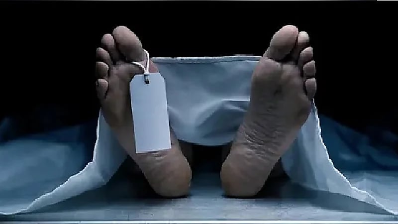 عائلة تجبر ابنتها على تناول مادة سامة