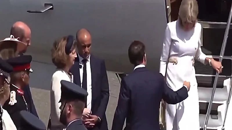 زوجة ماكرون تحرجه مجددًا لحظة نزولها من طائرة.. فيديو