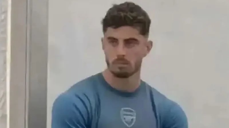 عضلات لاعب آرسنال تلفت الأنظار