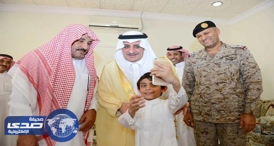 بالصور.. ‏‫أمير تبوك يعزي ذوي الشهيد «البلوي»