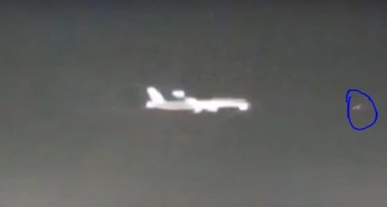 بالفيديو.. جسم غريب يسابق طائرة في بريطانيا