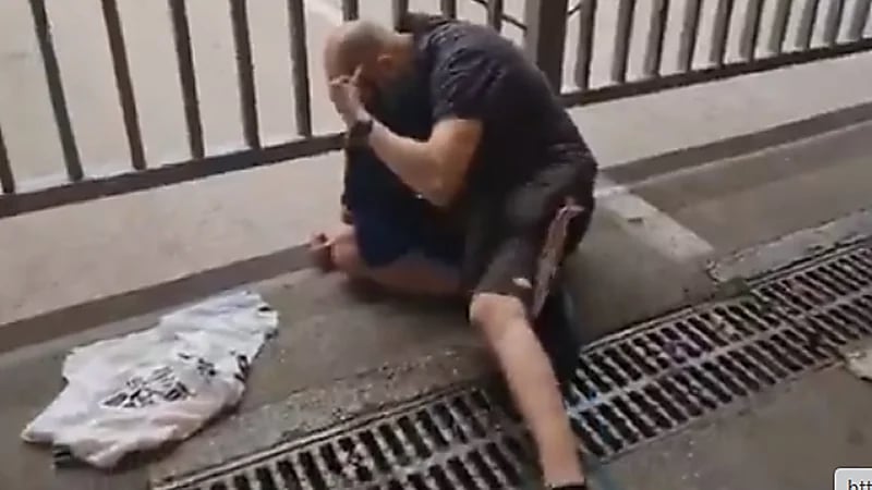 بالفيديو.. مشجع برشلوني ينهار بعد إعلان رحيل ميسي