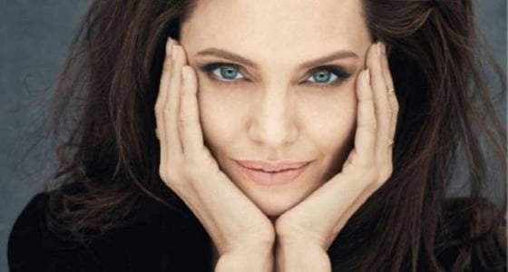 برغم علاقتها مع الرجل الوسيم.. أنجلينا جولي لم تنسى براد بيت