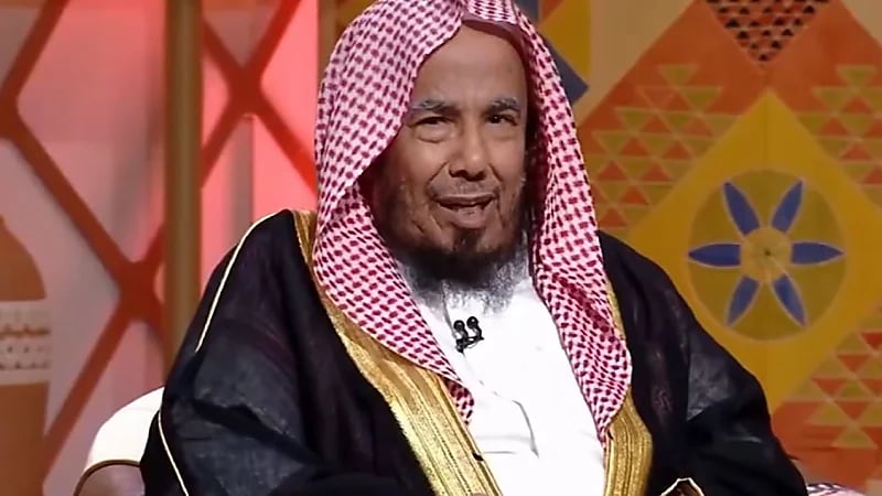 المطلق يروي قصة طالب علم اعترض على شرعية قروض أحد البنوك .. فيديو