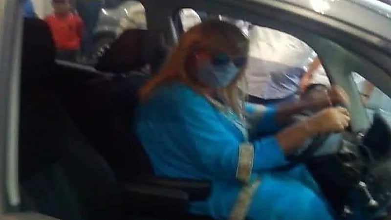 بالفيديو.. شاب يتنكّر بزي امرأة للحصول على البنزين