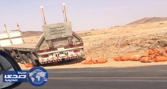 بالصور.. انقلاب شاحنة محملة بأسطوانات غاز
