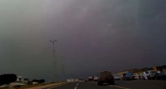 الإنذار المبكر: سحب رعدية ممطرة تحد من مدى الرؤية غدًا على الشرقية