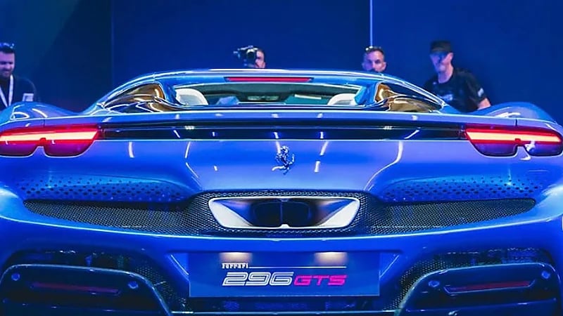 بالصور .. فيراري تكشف الستار عن أحدث سياراتها الهجينة الخارقة