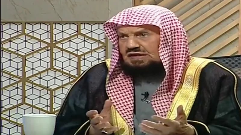 بالفيديو.. حكم صلاة الرجل الذي لا يعاني من أي عذر شرعي في بيته